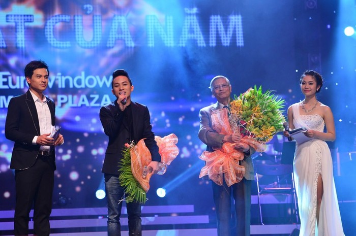 Ca sĩ Tùng Dương (thứ hai từ trái qua) và nhạc sĩ Doãn Nho (thứ hai từ phải qua) vui mừng nhận giải thưởng cho BHYT tháng 12 và Bài hát của năm qua ca khúc Chiếc khăn Piêu.